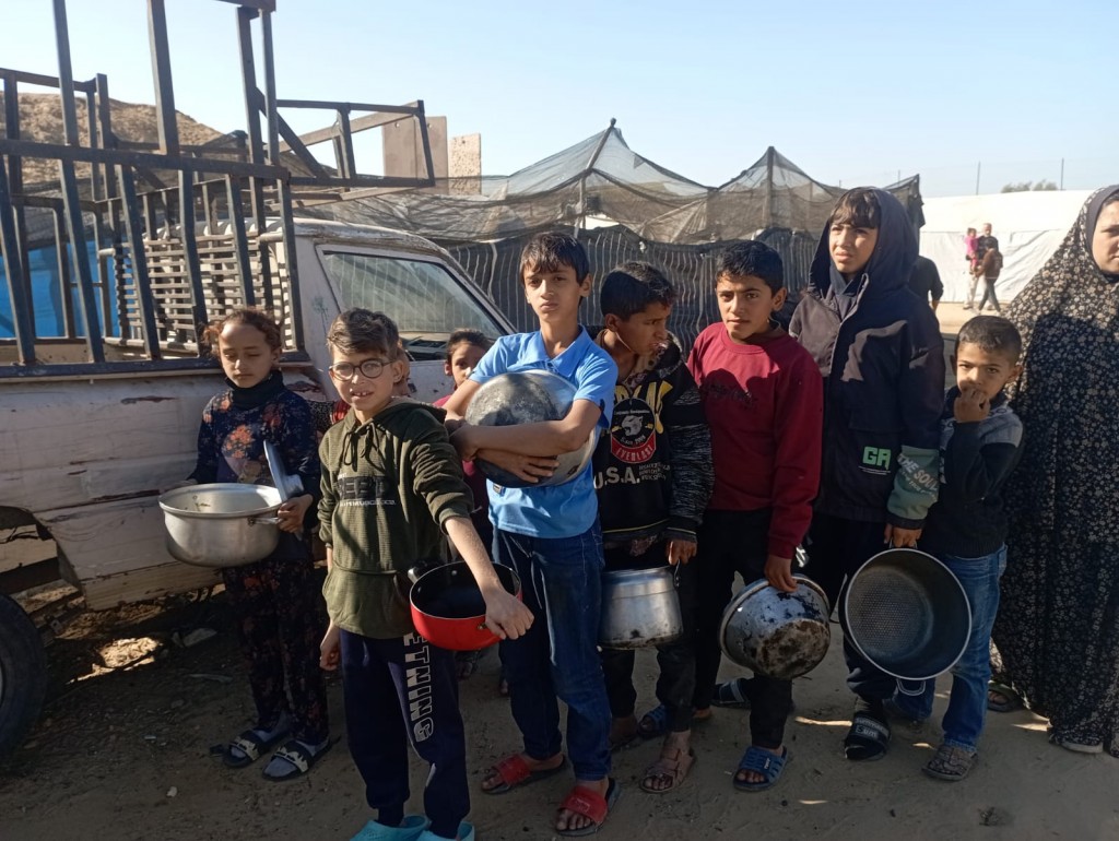 Distribuzione pasti caldi a Khan Younes, 19/12/24