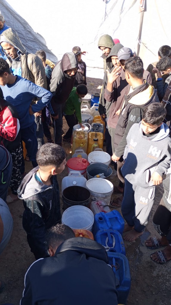 Distribuzione pasti caldi e acqua potabile a Khan Younes, 25/12/24