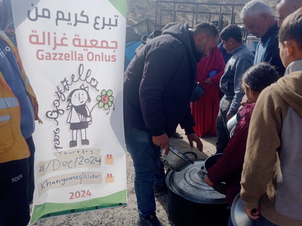 Distribuzione pasti caldi a Khan Younes, 26/12/24