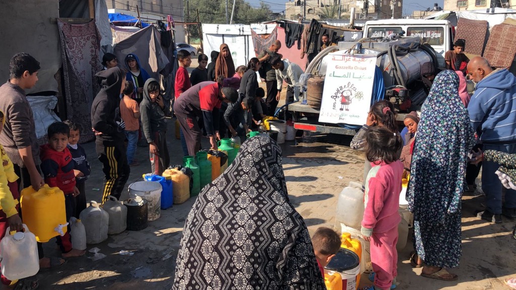 Distribuzione acqua potabile a Deir al-Balah, 2/1/25