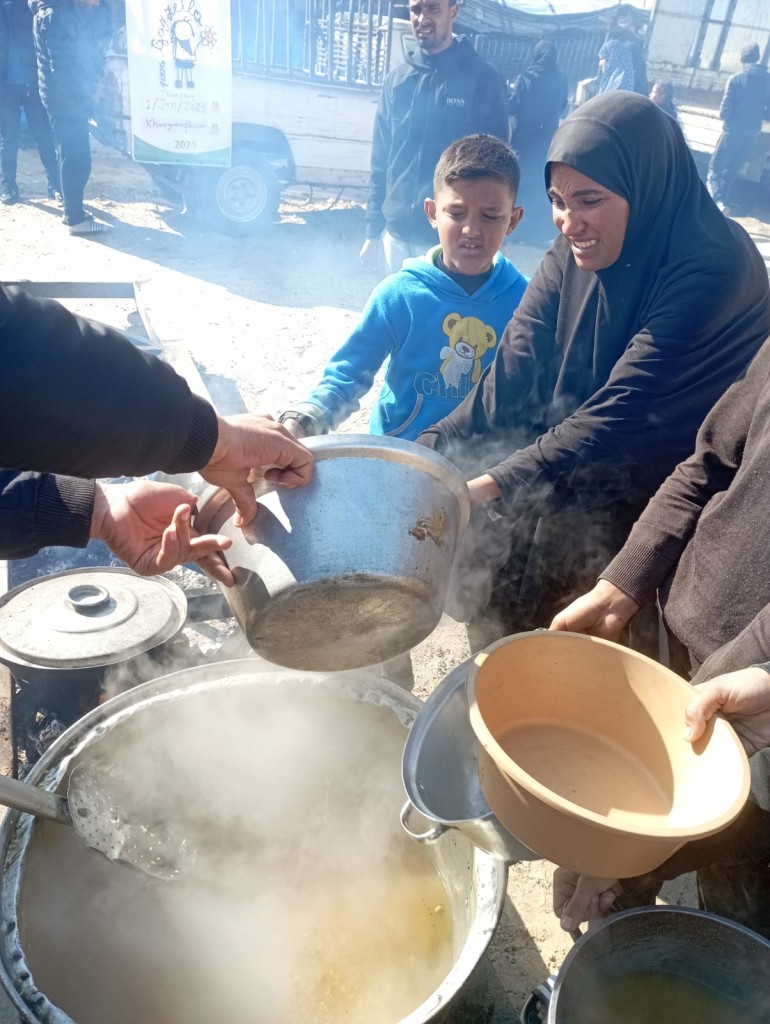 Distribuzione pasti caldi a KhanYounes, 2/1/25