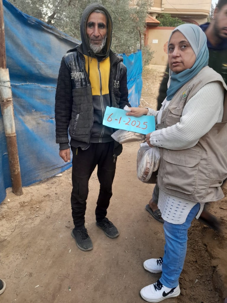 Distribuzione pane e acqua a Deir al-Balah, 6/1/25