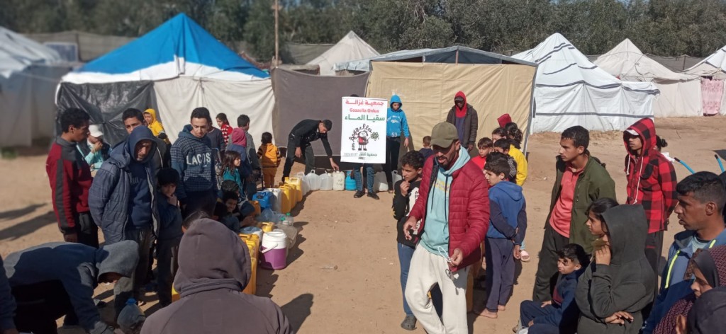 Distribuzione acqua potabile a Deir al-Balah, 7/1/25