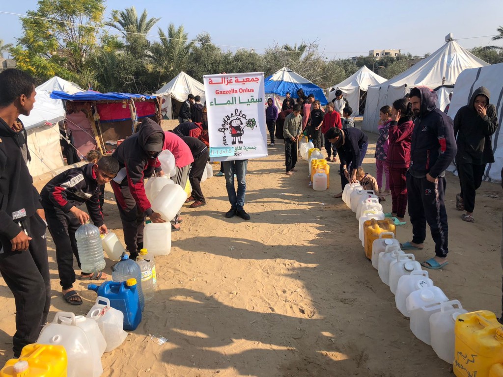 Distribuzione acqua potabile a Deir al-Balah, 11/1/25