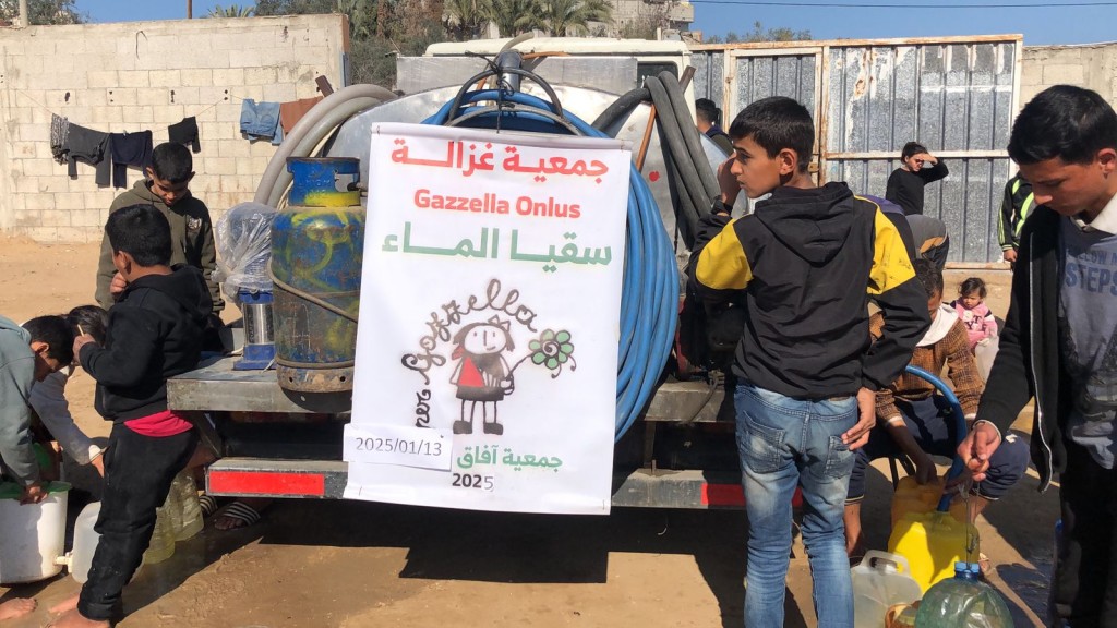 Distribuzione acqua potabile a Deir al-Balah, 13/1/25