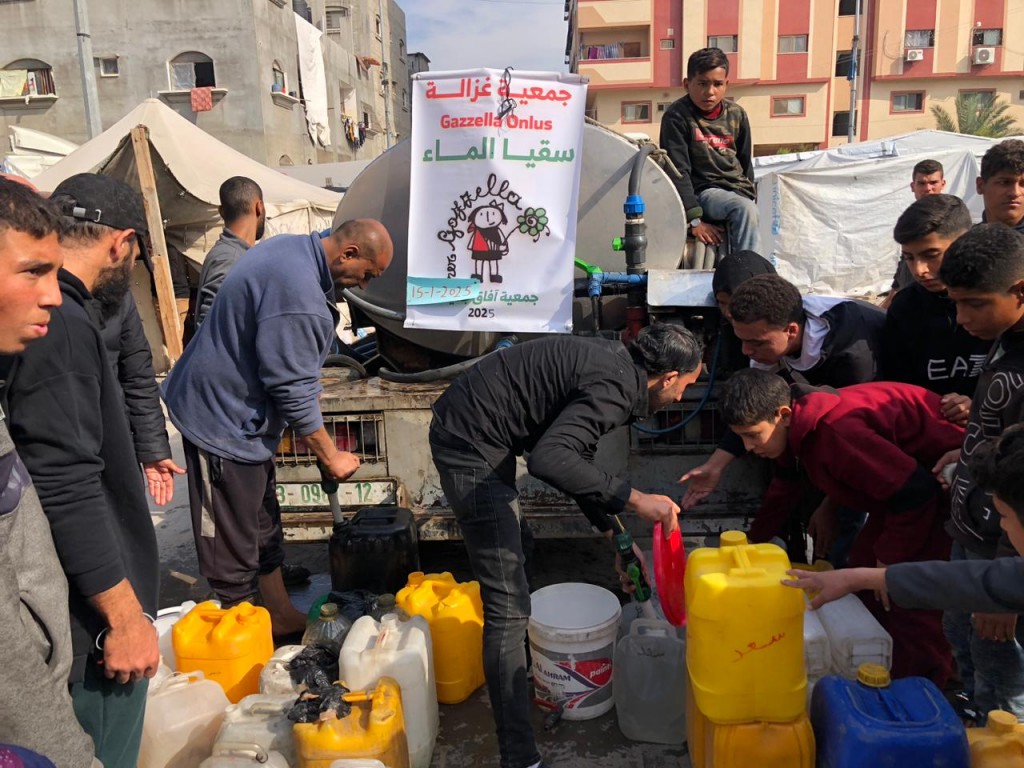 Distribuzione acqua potabile a Deir al-Balah, 15/1/25