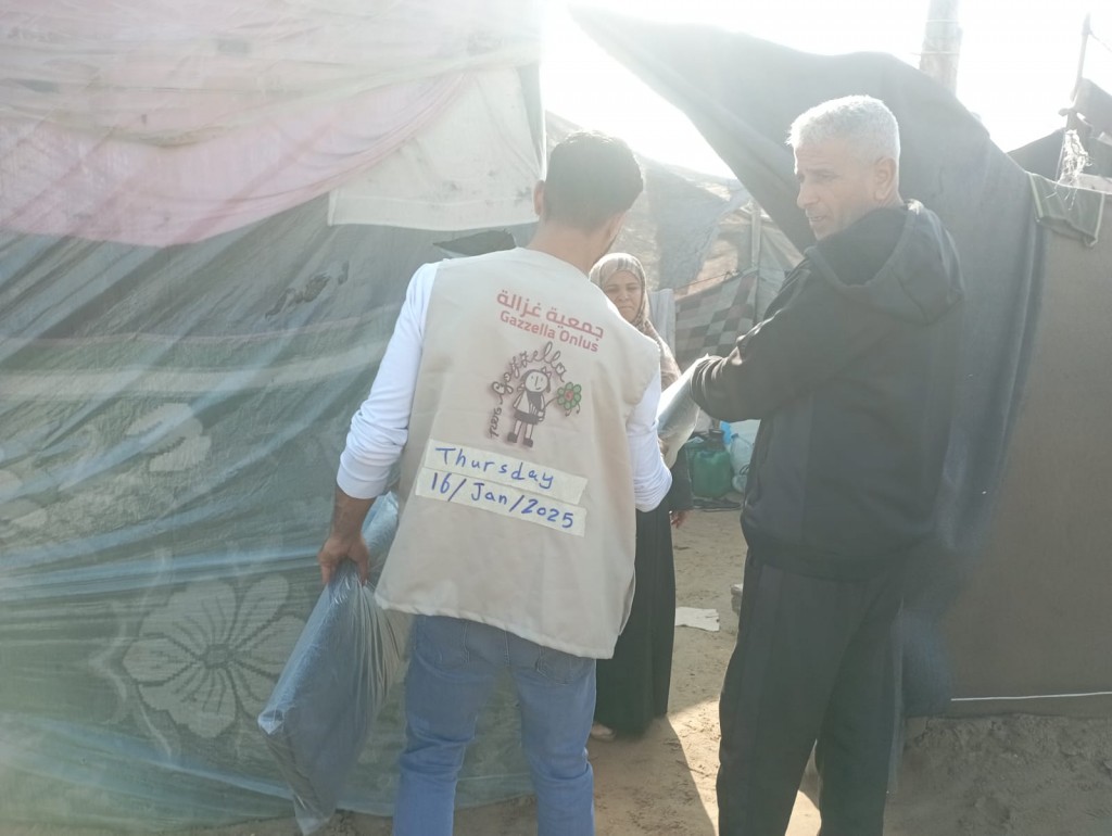 Distribuzione coperte a Khan Younes, 16/1/25