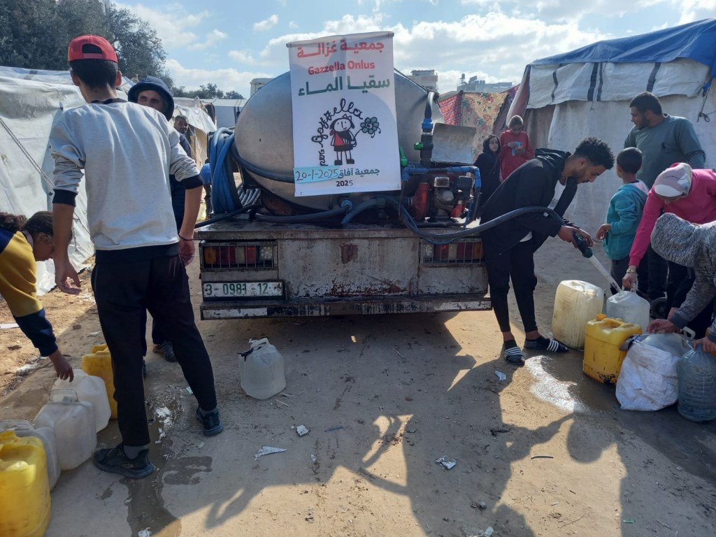Distribuzione acqua potabile a Deir al-Balah, 20/1/25