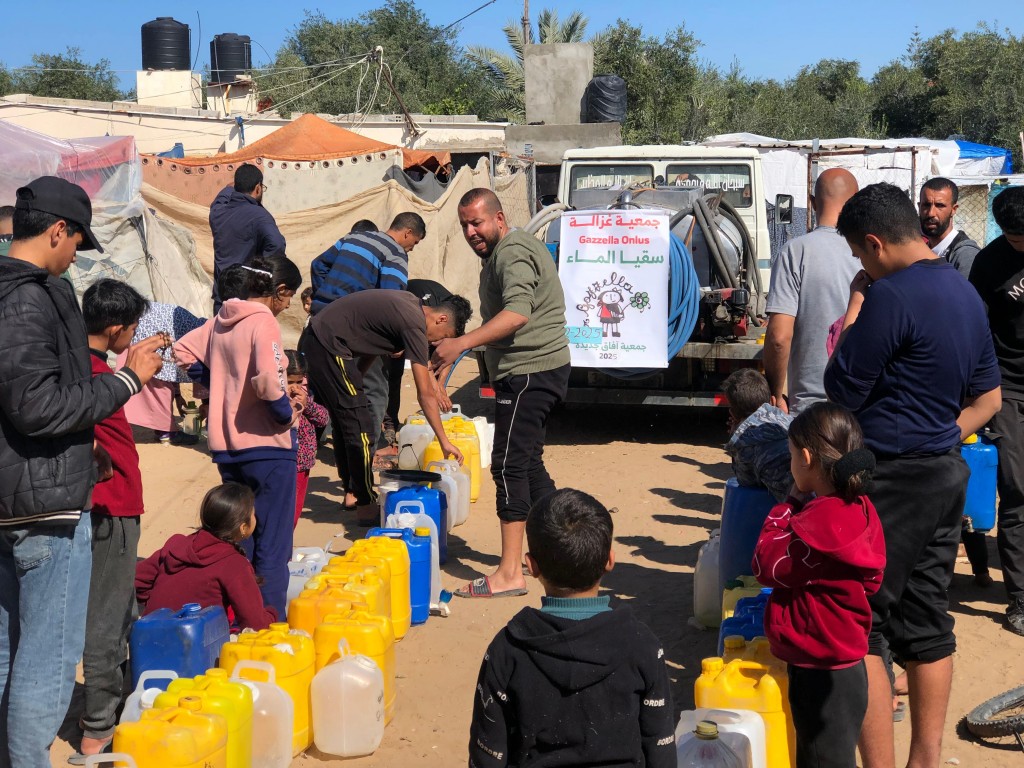 Distribuzione acqua potabile a Deir al-Balah, I/2/25