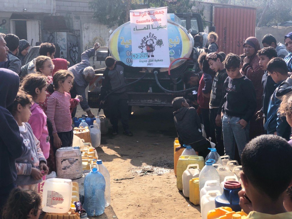 Distribuzione acqua potabile a Deir al-Balah, 4/2/25