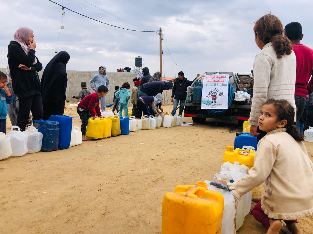 Distribuzione acqua potabile a Deir al-Balah e pane a Nuseirat, 5/2/25