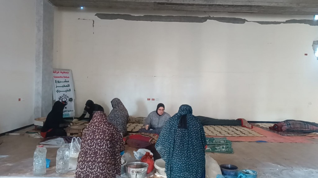 Distribuzione acqua potabile e pane a Dei al-Balah, 13/2/25