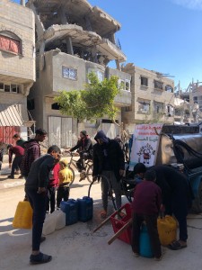 Distribuzione acqua potabile e pane a Deir al-Balah, 25/2/25