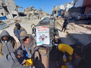 Distribuzione acqua potabile e pane a Deir al-Balah, 26/2/25