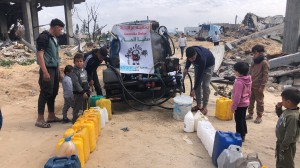 Distribuzione acqua potabile e pane a Deir al-Balah, 4/3/25