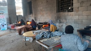 Distribuzione acqua e pane a Deir al-Balah, 23/3/25