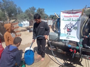Distribuzione acqua e pane a Nuseirat, 24/3/25