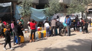 Distribuzione acqua a Deir al-Balah e pane a Nuseirat, 25/3/25