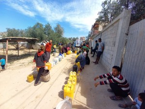 Distribuzione acqua e pane a Deir al-Balah, 27/3/25