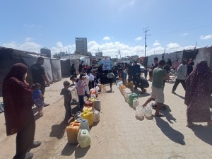 Distribuzione acqua e pane a Nuseirat, 29/3/25