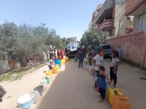 Distribuzione acqua potabile e pane a Nuseirat, 2/4/25