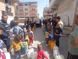 Distribuzione acqua e pane a Nuseirat e a Deir al-Balah, 3/4/24