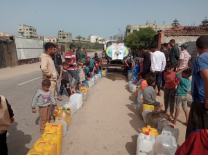 Distribuzione pane e acqua a Nuseirat, 6/4/25