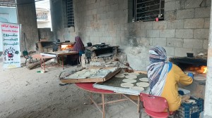 Distribuzione pane e acqua a Nuseirat, 8/4/2