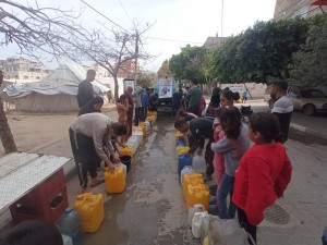 Distribuzione acqua potabile e pane a Nuseirat, 9/4/25