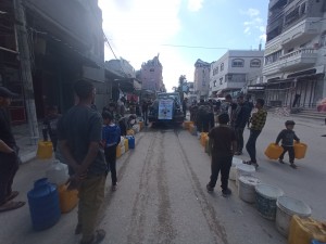 Distribuzione acqua e pane a Nuseirat e Deir al-Balab, 10/4/25