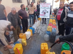 Distribuzione acqua a Nuseirat e pane a Deir al-Balah, 17/4/25