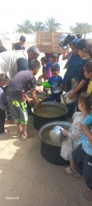 Distribuzione pasti caldi a Khan Younes, 22/4/25