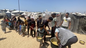 Distribuzione pasti caldi a Mawasi, Khan Younes, 1/6/25
