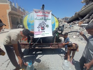 Distribuzione pane e acqua a Nuseirat, 28 e 29/5/25