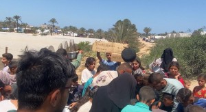Distribuzione pasti caldi a Khan Younes, 30/5/25