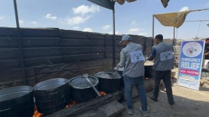 Distribuzione di pasti caldi a Mawasi Khan Younes, 27/6/25