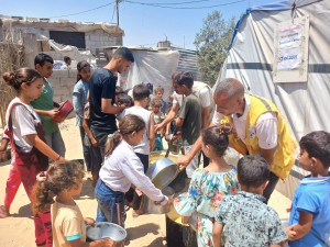 Distribuzione pasti caldi a Khan Younes, 28/6/25