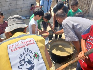 Distribuzione pasti caldi a Khan Younes, 2/7/25