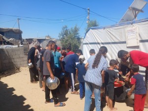 Distribuzione pasti caldi a Khan Younes, 5/7/25