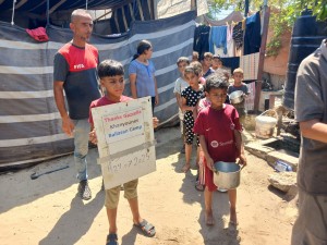 Distribuzione pasti caldi a Khanyounes, 24/7/25