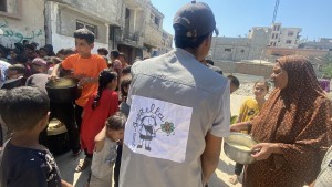 Distribuzione pasti caldi a Khan Younes, 27/7/25
