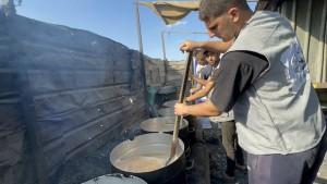Distribuzione pasti caldi a Mawasi, 12/8/25